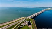 Haringvlietsluis met windmolens en Noordzee in de achtergrond - 2014