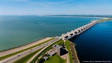 Haringvlietsluis met windmolens en Noordzee in de achtergrond - 2014