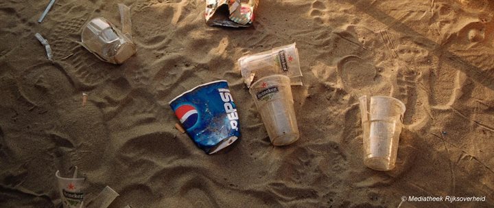 Afval op strand