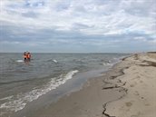 Onderzoekers Anne Ton en Grace Molino meten bodemhoogte met GNSS op Marker Wadden - foto Anne Ton